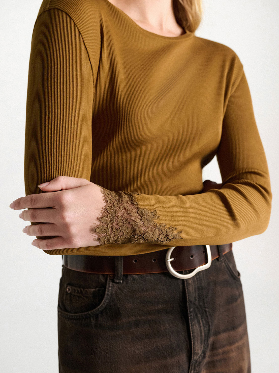 Pure Pullover – Elegante Spitzenbündchen