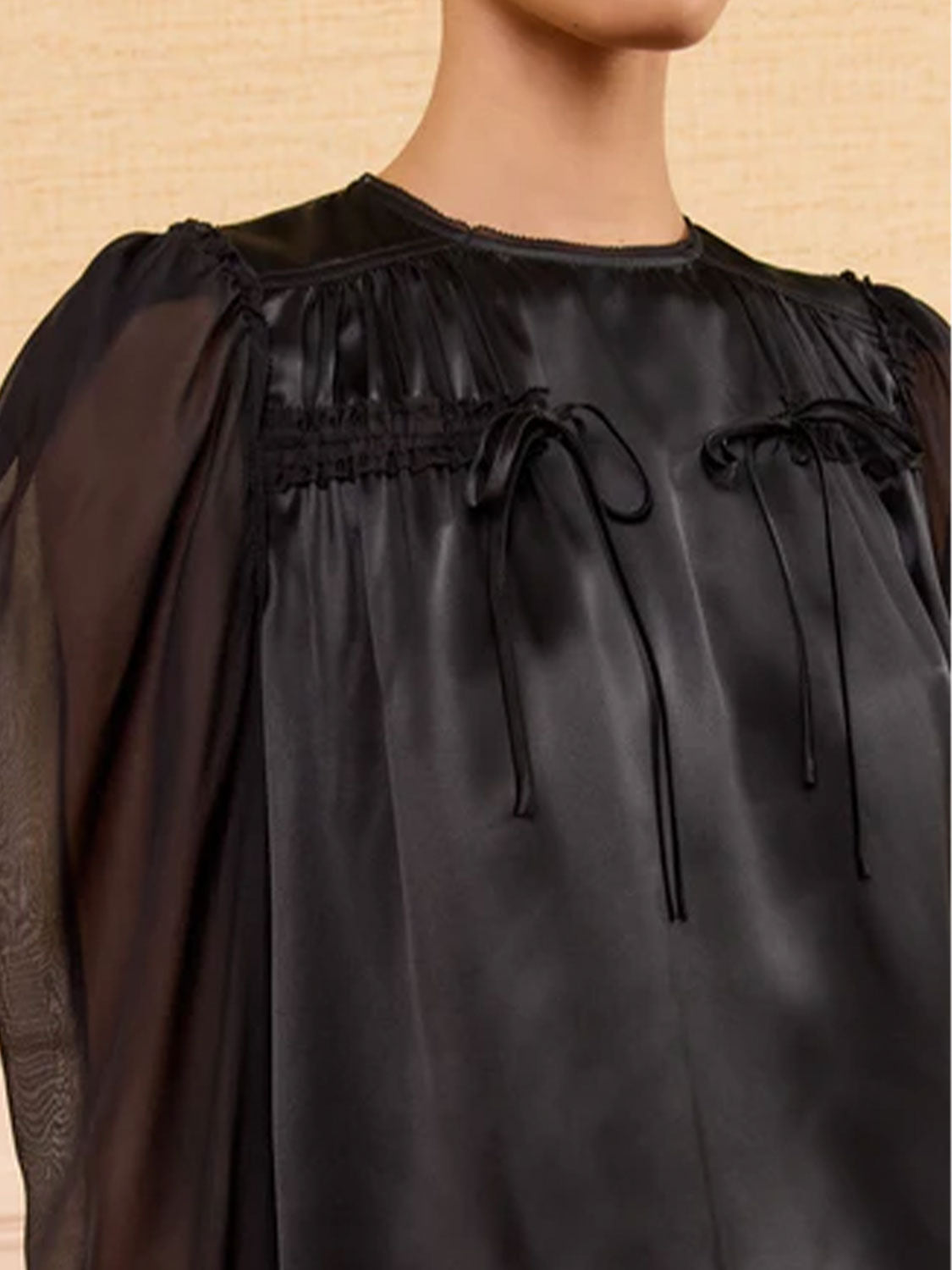 Odette Bluse – Schleifendetail