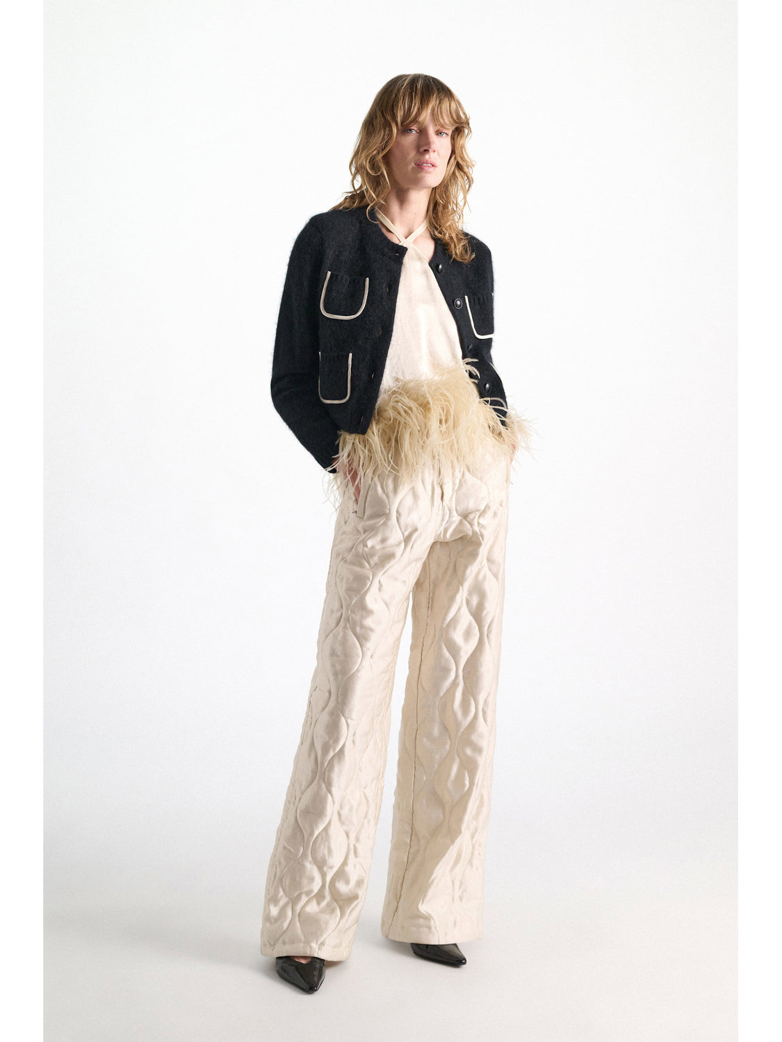 Dorothee Schumacher Fluffy Statements Cardigan in Schwarz am Model – Vorderansicht, offen getragen