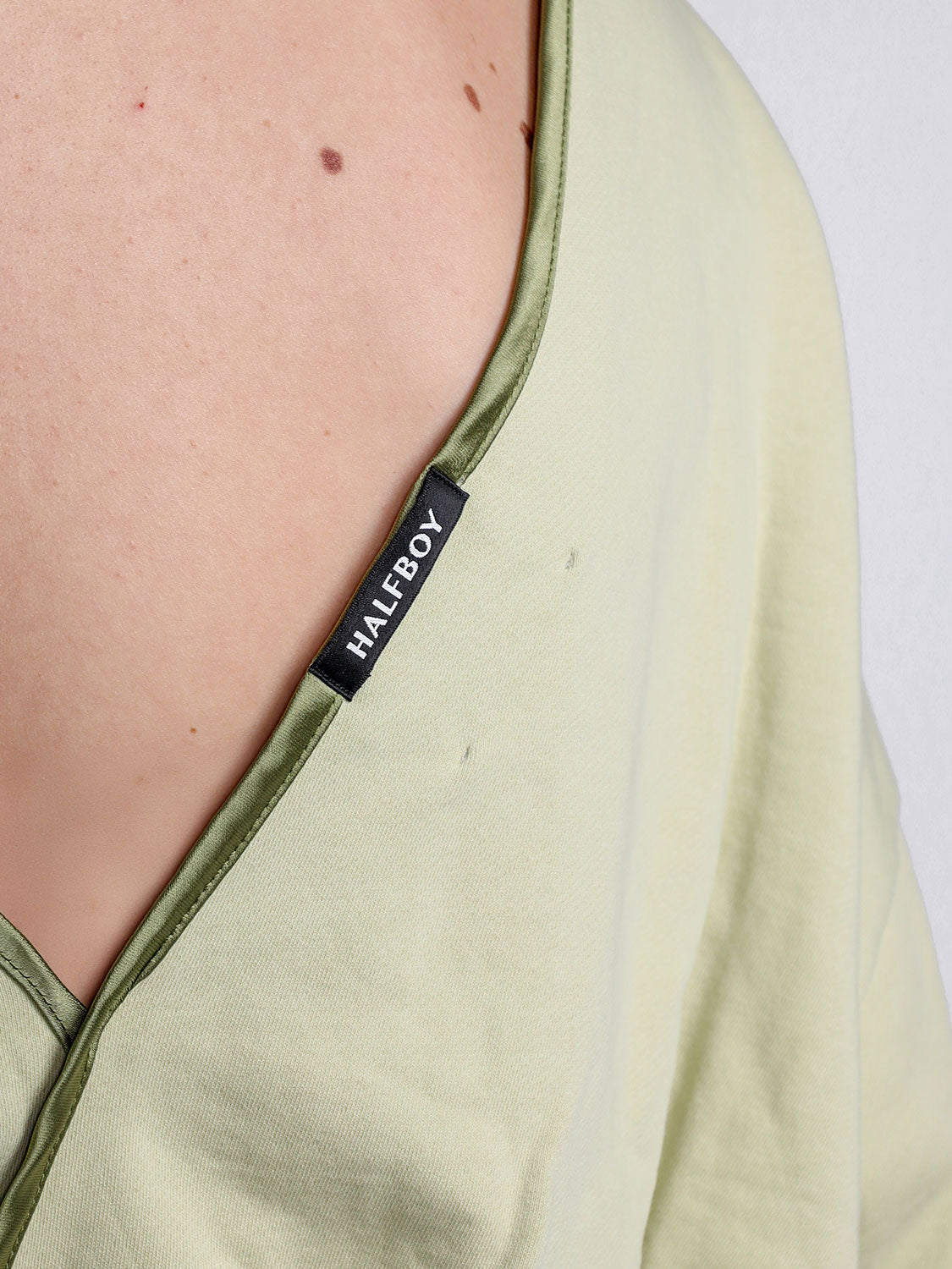 Pullover mit rückseitigem Ausschnitt