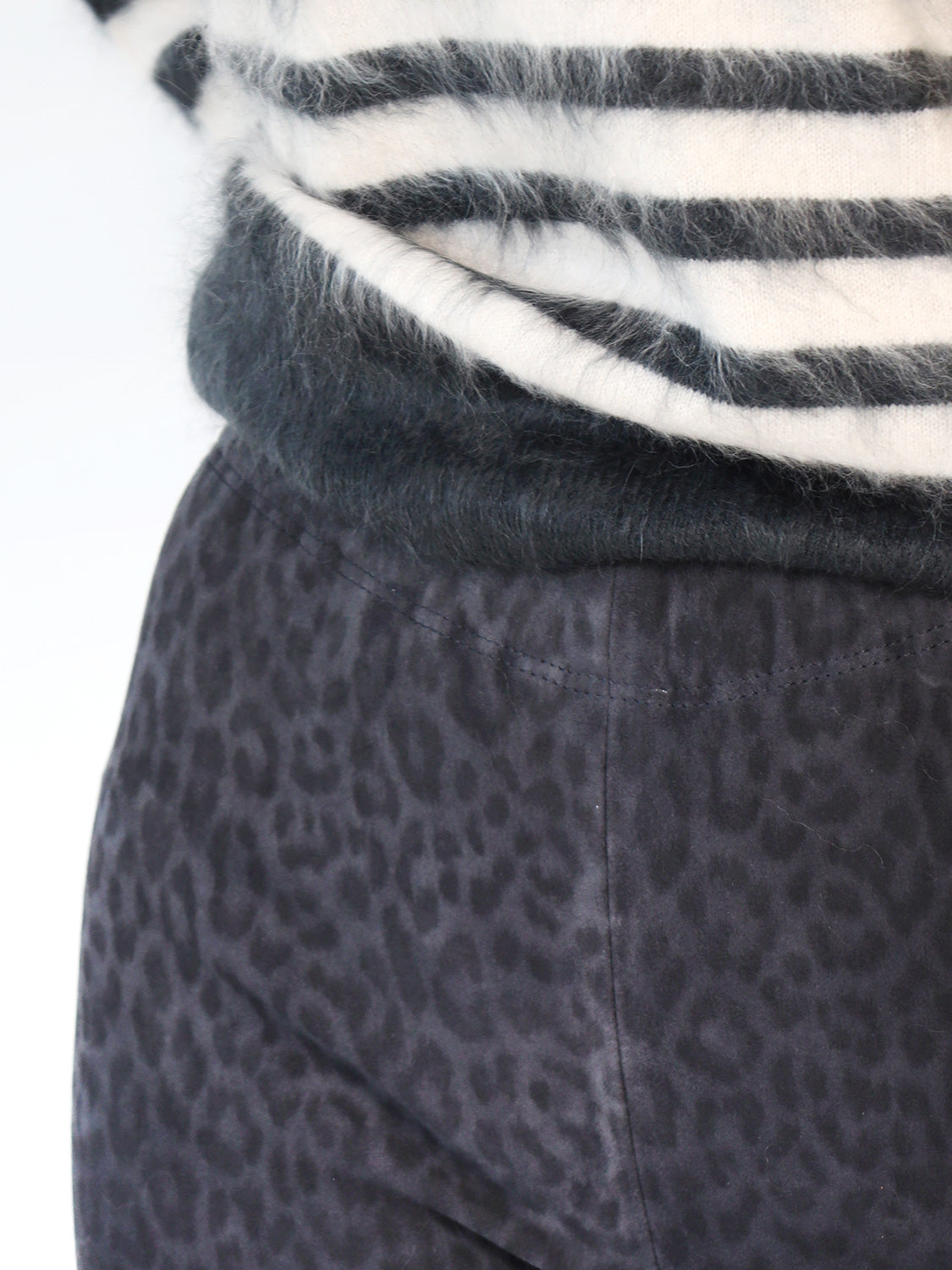 Philine Leo – Lederhose mit Print