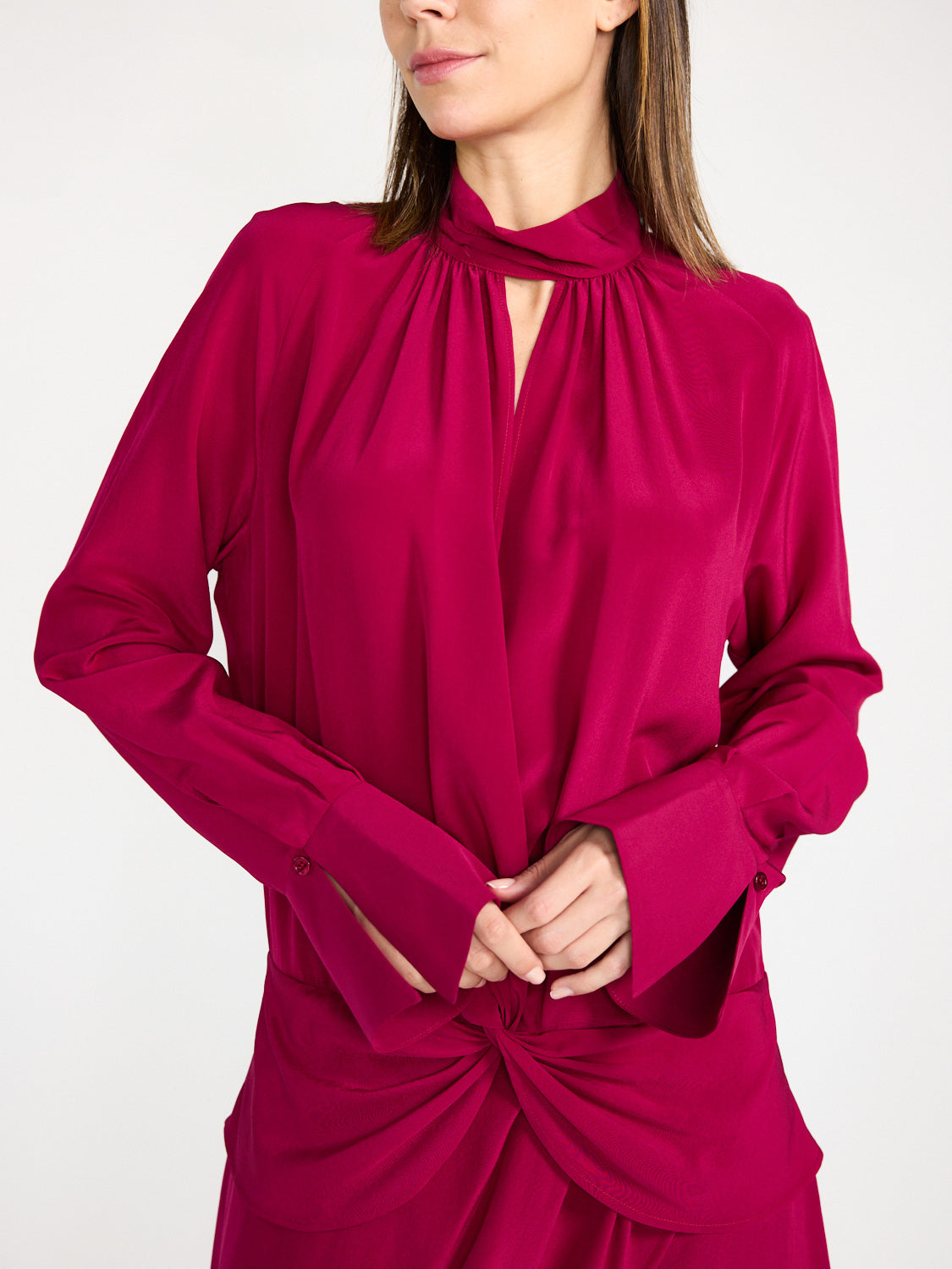 Midikleid aus Seide mit hohem Kragen