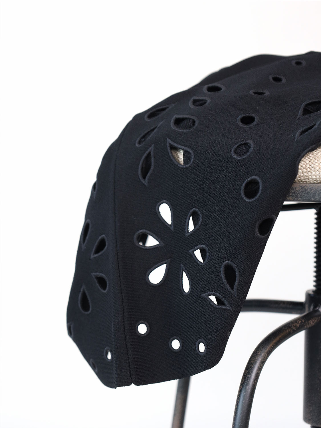 Josie – Top mit Cut-Out Muster