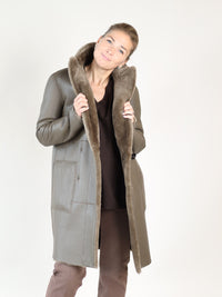 Light Astrakhan – Doppelreihiger Fellmantel