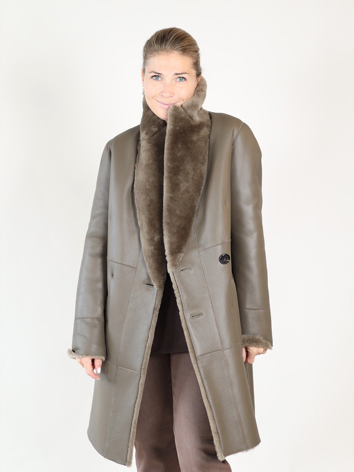 Light Astrakhan – Doppelreihiger Fellmantel