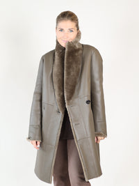 Light Astrakhan – Doppelreihiger Fellmantel
