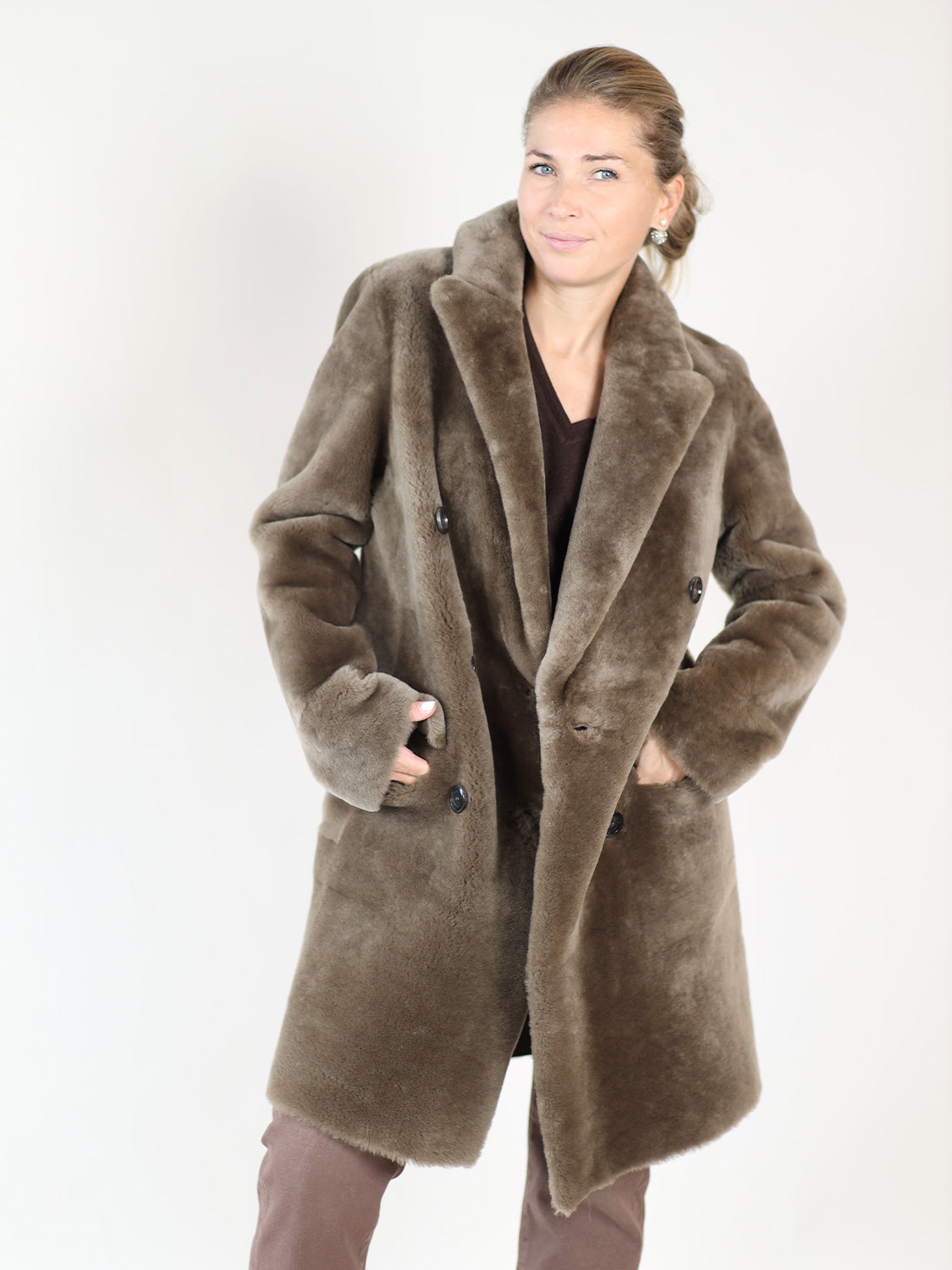 Light Astrakhan – Doppelreihiger Fellmantel