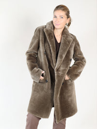 Light Astrakhan – Doppelreihiger Fellmantel