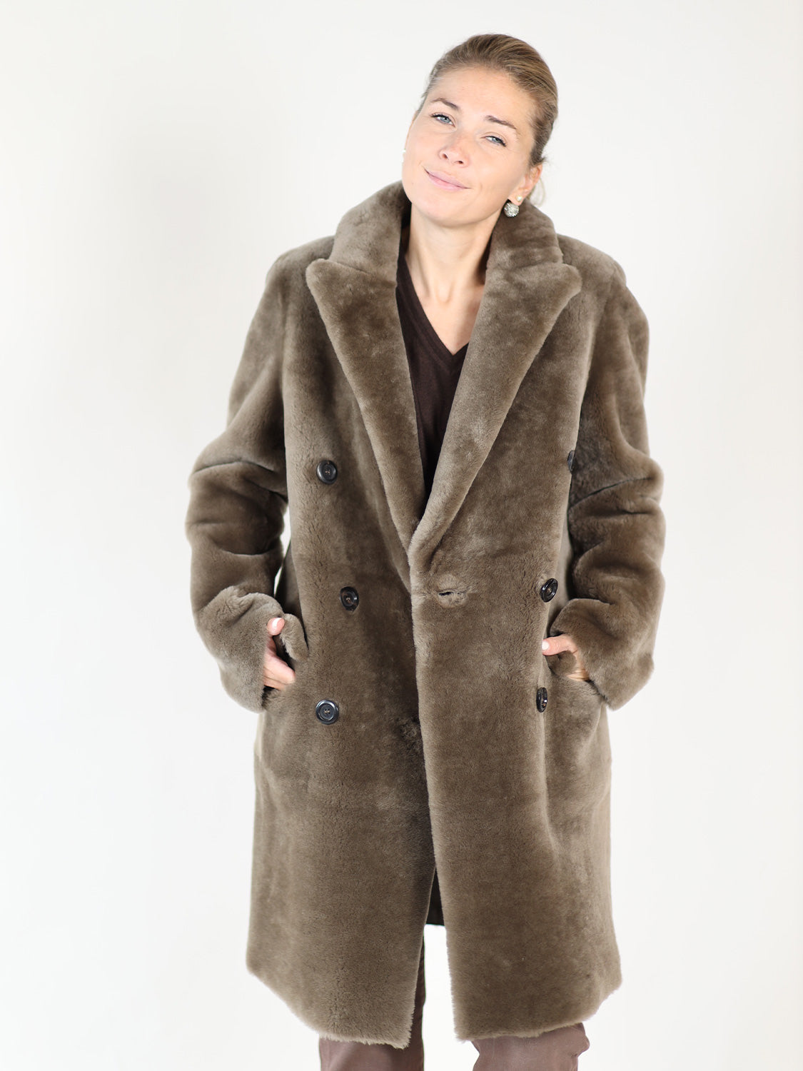 Light Astrakhan – Doppelreihiger Fellmantel