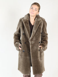 Light Astrakhan – Doppelreihiger Fellmantel