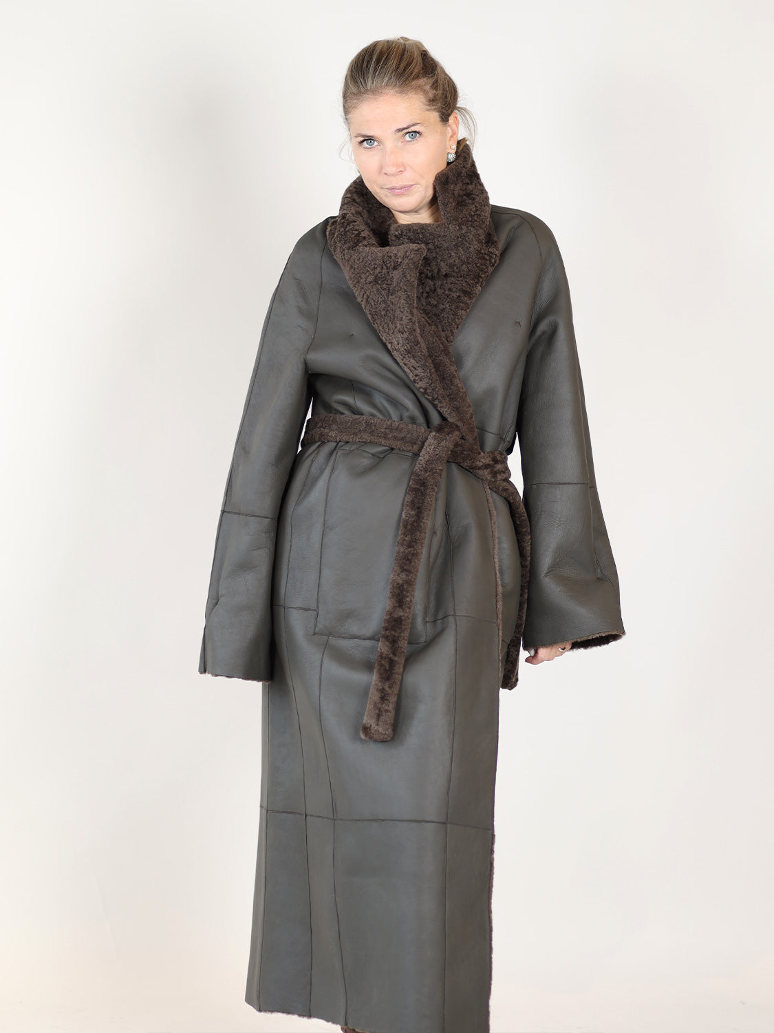 Light Astrakhan – Langer wendbarer Mantel mit Bindegürtel