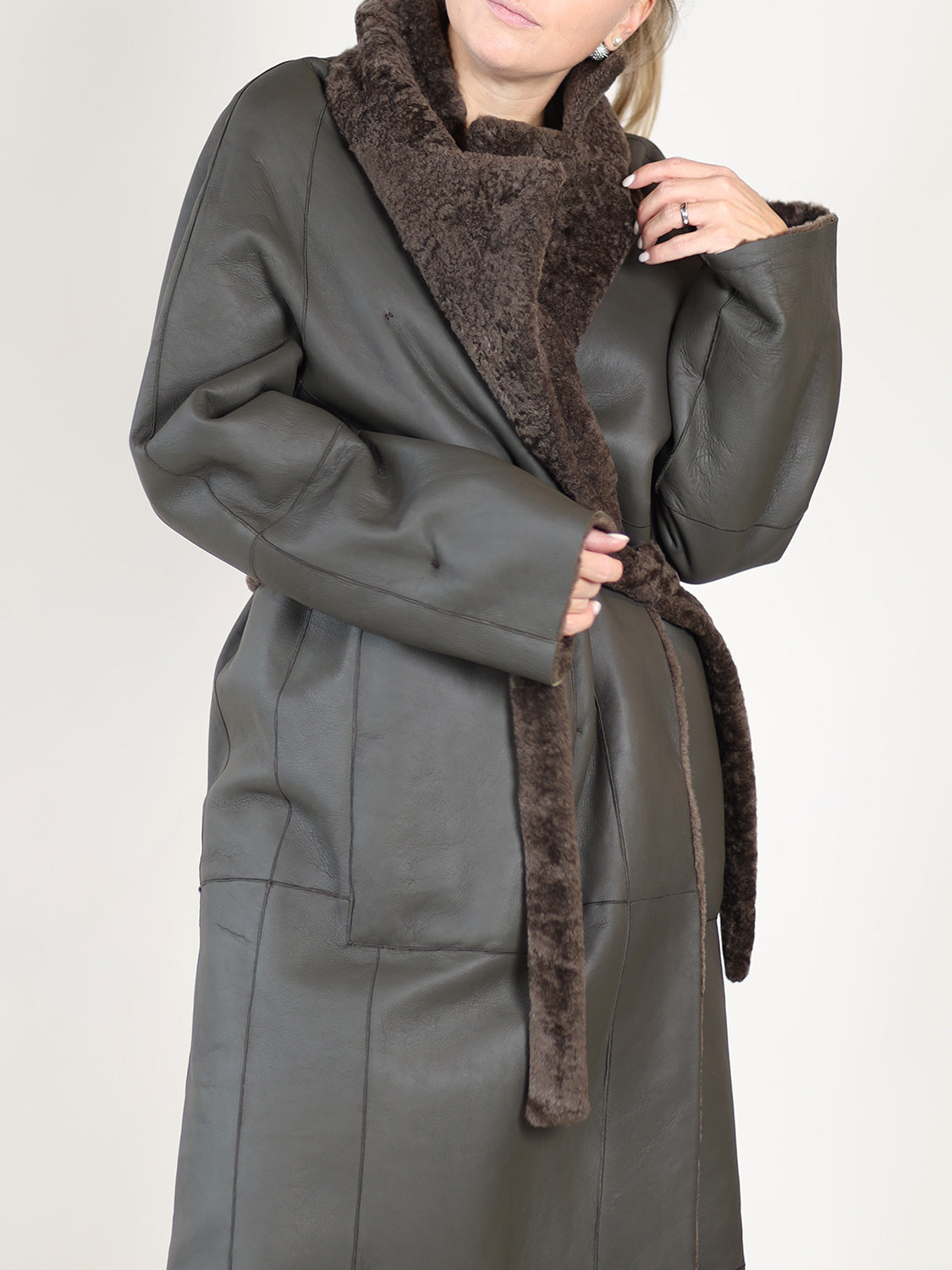 Light Astrakhan – Langer wendbarer Mantel mit Bindegürtel