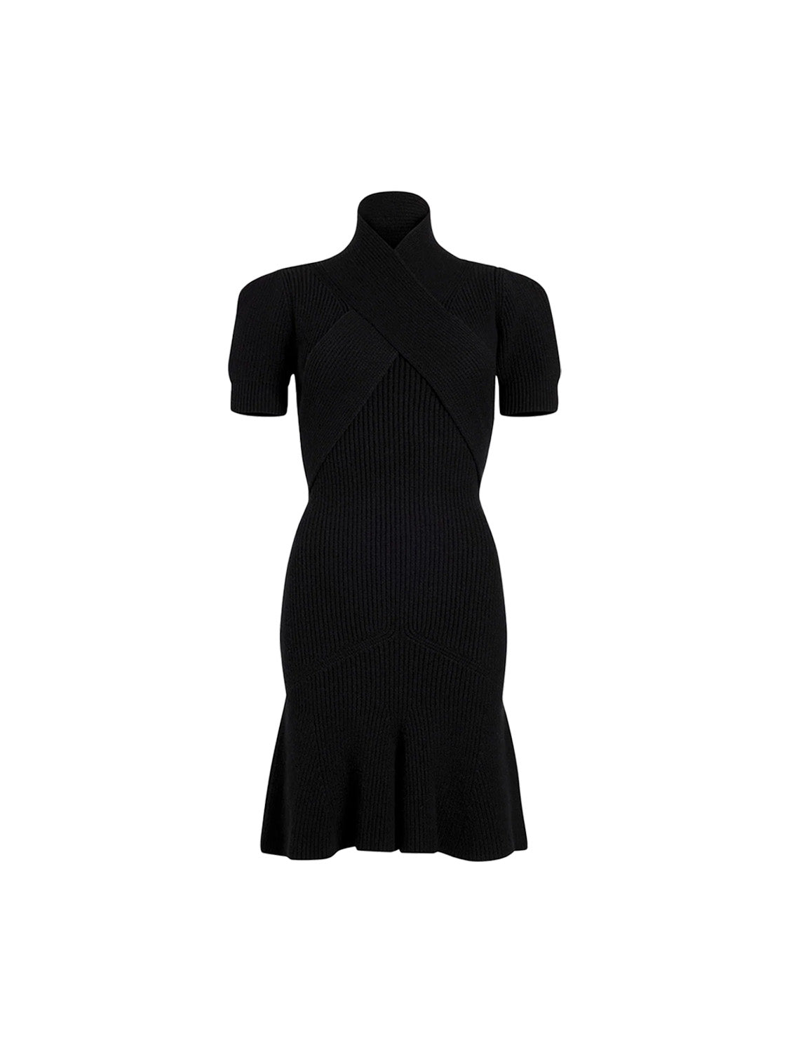 Ein schwarzes, schal drapiertes Kleid von Patou mit kurzen Ärmeln, knielangem, tailliertem Oberteil, ausgestelltem Saum und überkreuztem hohen Ausschnitt wird auf einer Schaufensterpuppe vor weißem Hintergrund präsentiert.