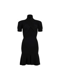 Ein schwarzes, schal drapiertes Kleid von Patou mit kurzen Ärmeln, knielangem, tailliertem Oberteil, ausgestelltem Saum und überkreuztem hohen Ausschnitt wird auf einer Schaufensterpuppe vor weißem Hintergrund präsentiert.