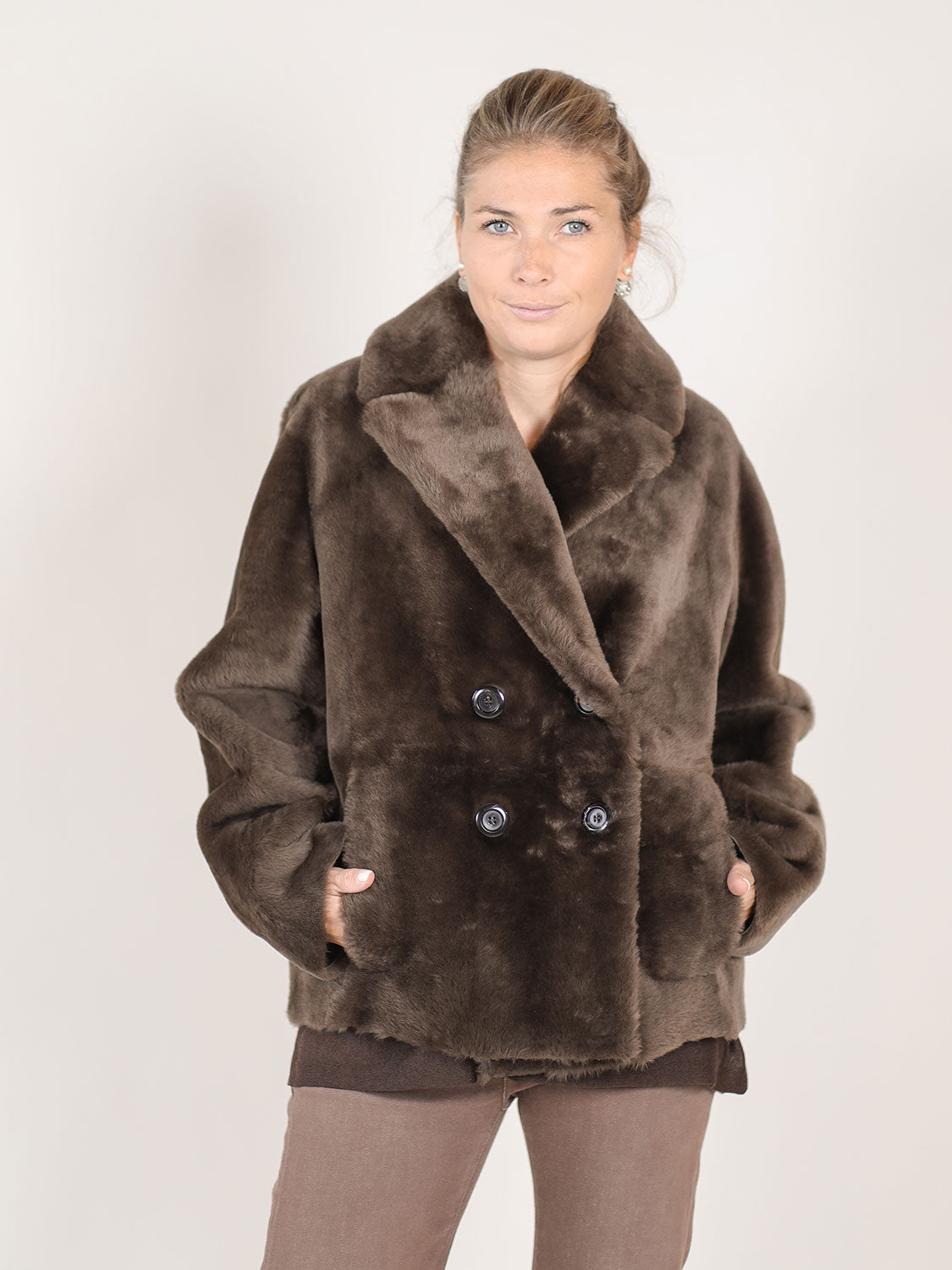 Straight Merino – Doppelreihiger Fellmantel