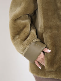 Straight Merino – Doppelreihiger Fellmantel