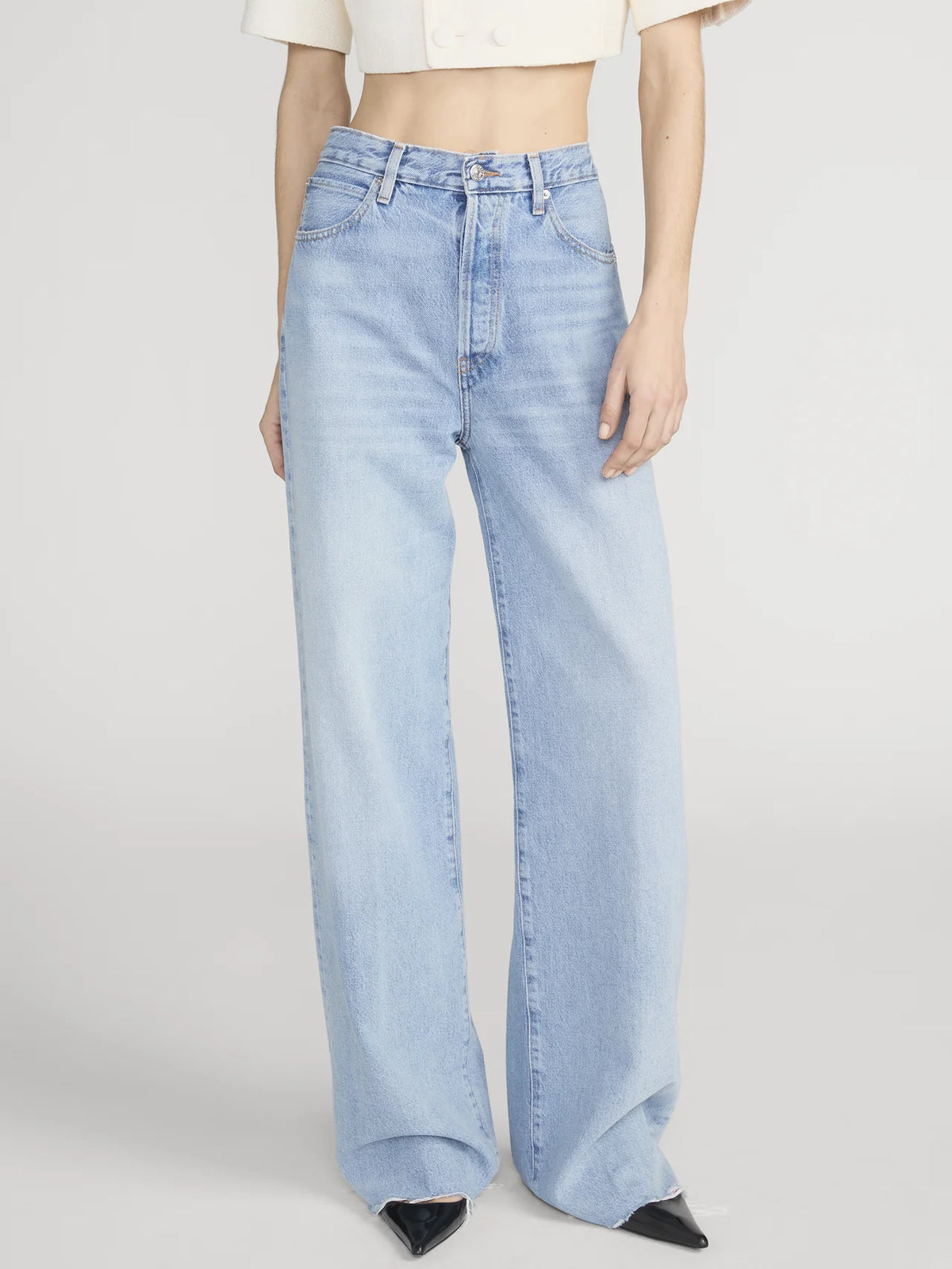 The Collegiate –  Cropped Jeans mit fransigem Saum