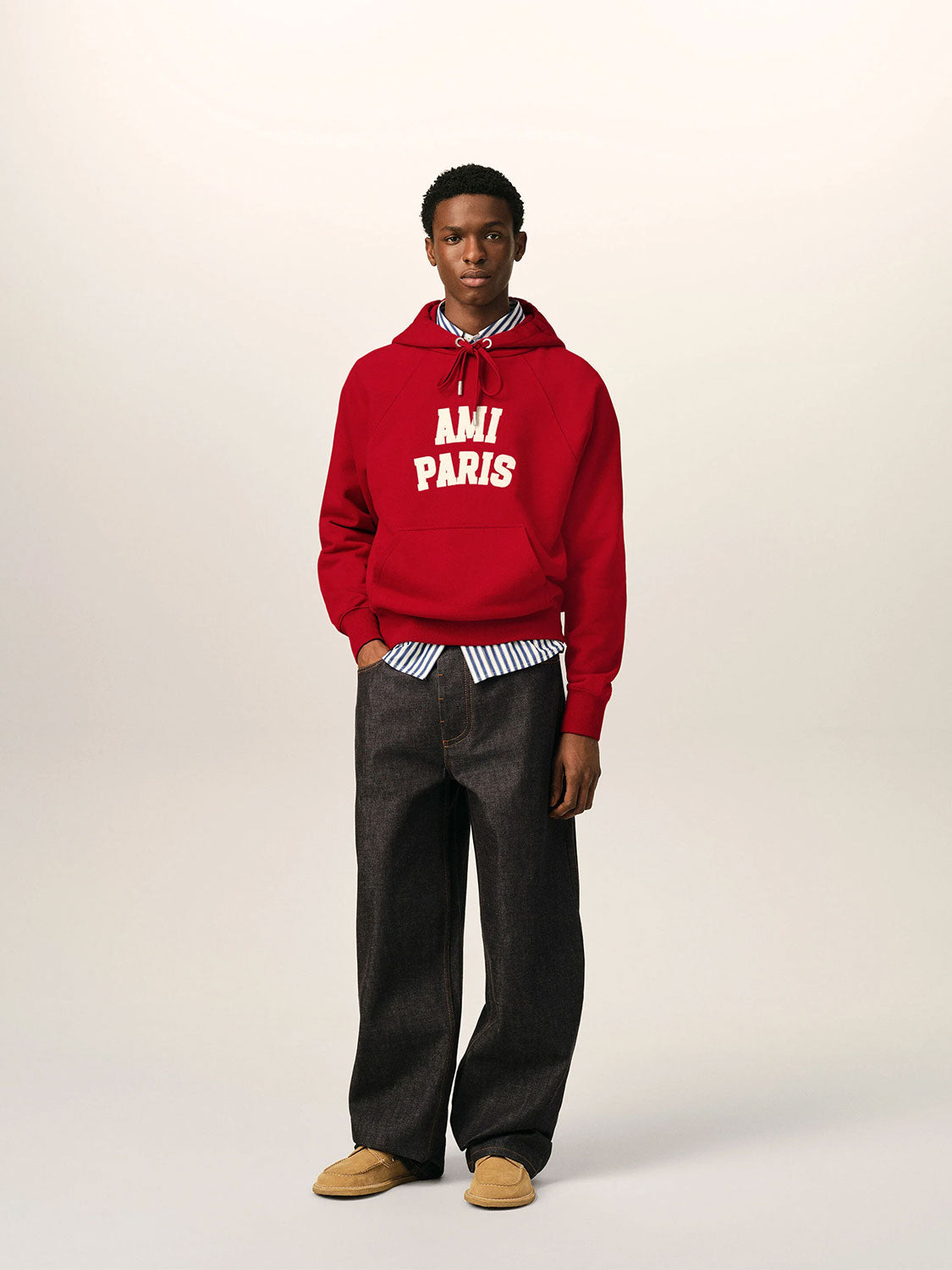Hoodie – Klassische Kapuze mit markanter AMI PARIS Print