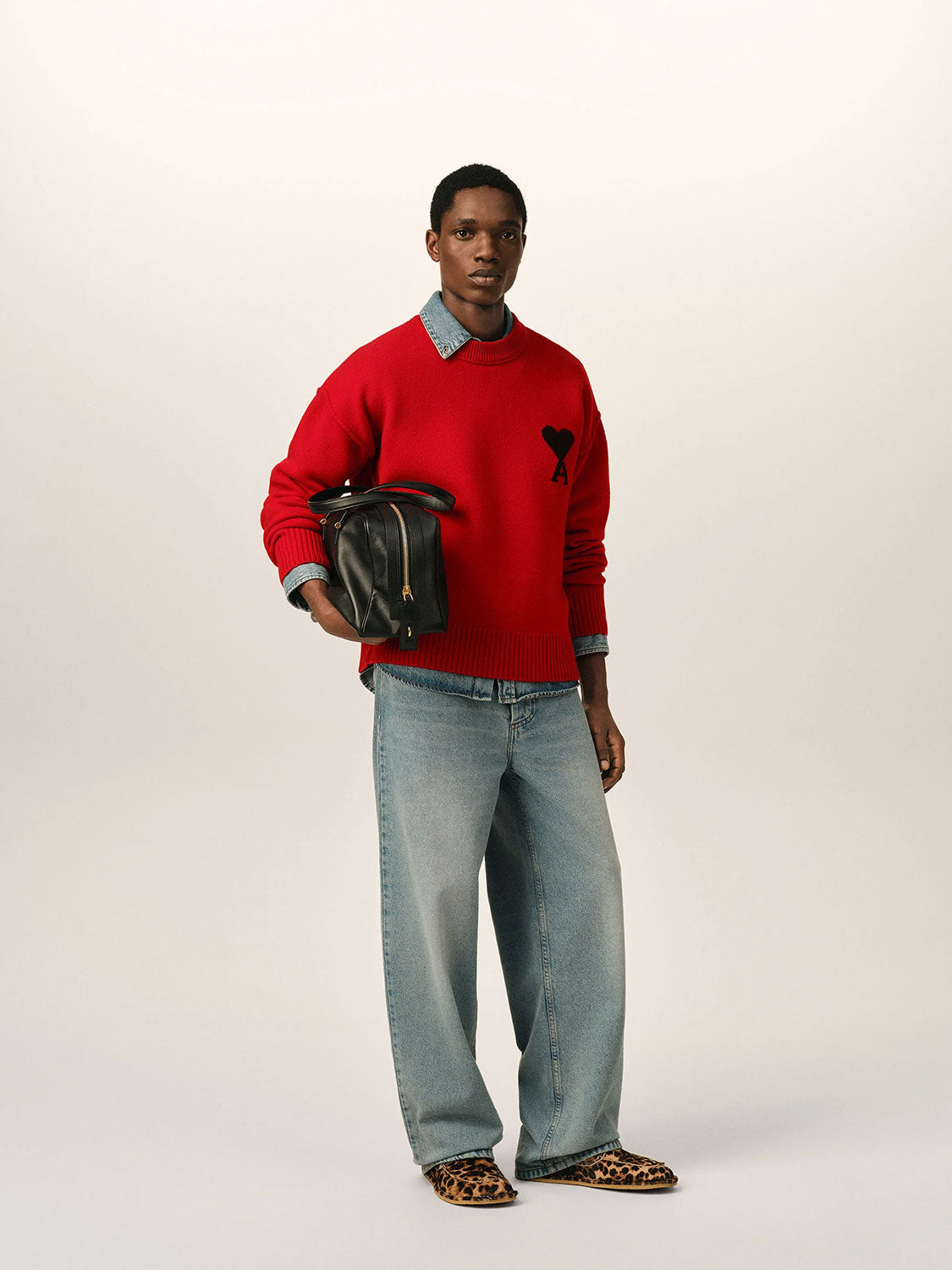 Quota Crewneck Pullover – Classic crew neck with striking heart detail