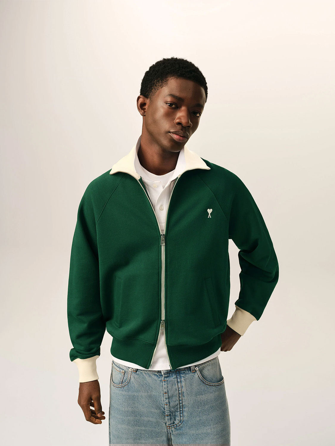 Quota Sweatshirt Jacke – Kontrastkragen mit dezentes Herz-Detail
