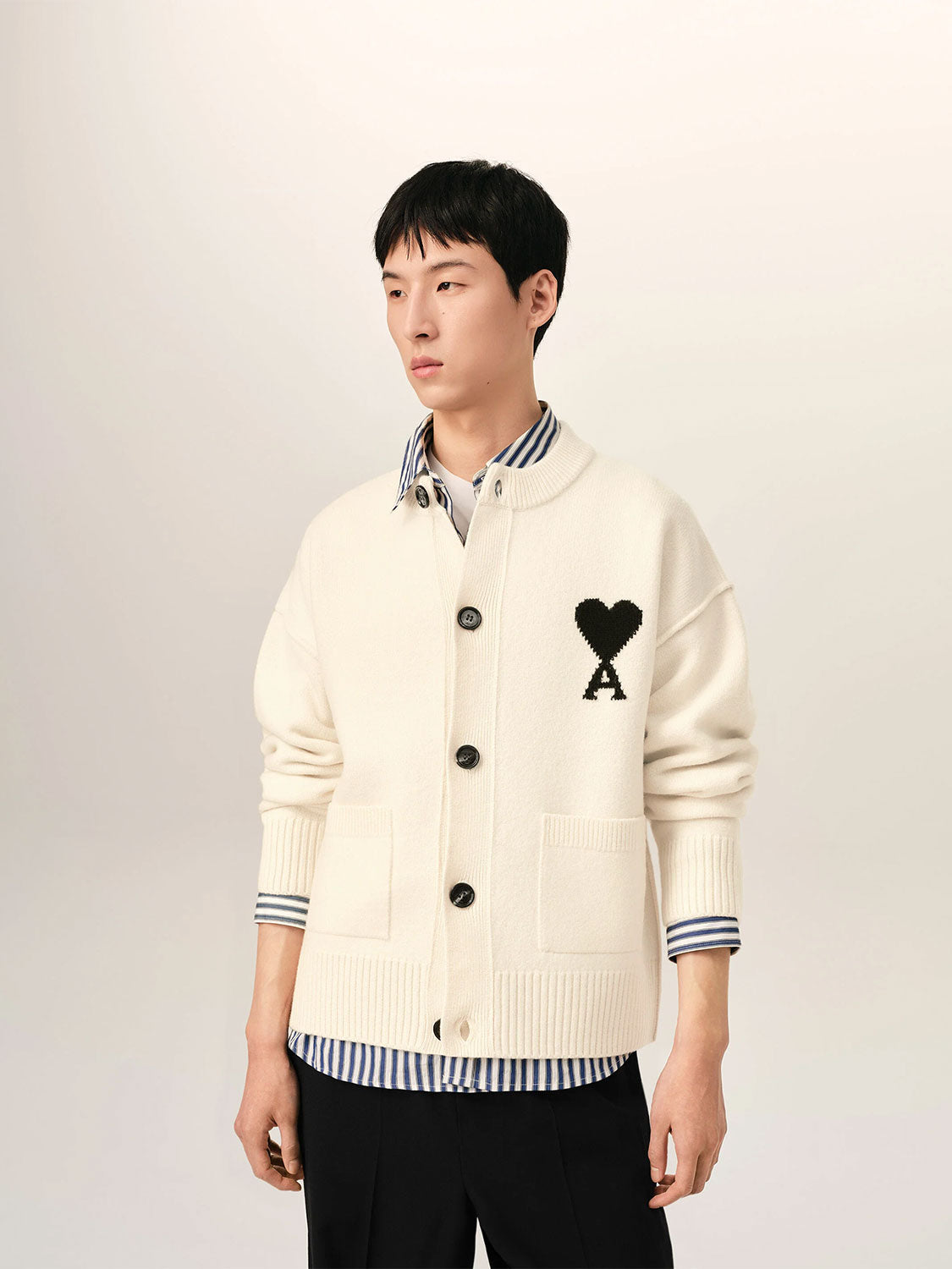 Quota Strickjacke – Klassischer Rundhalsausschnitt mit markantes Herz-Detail