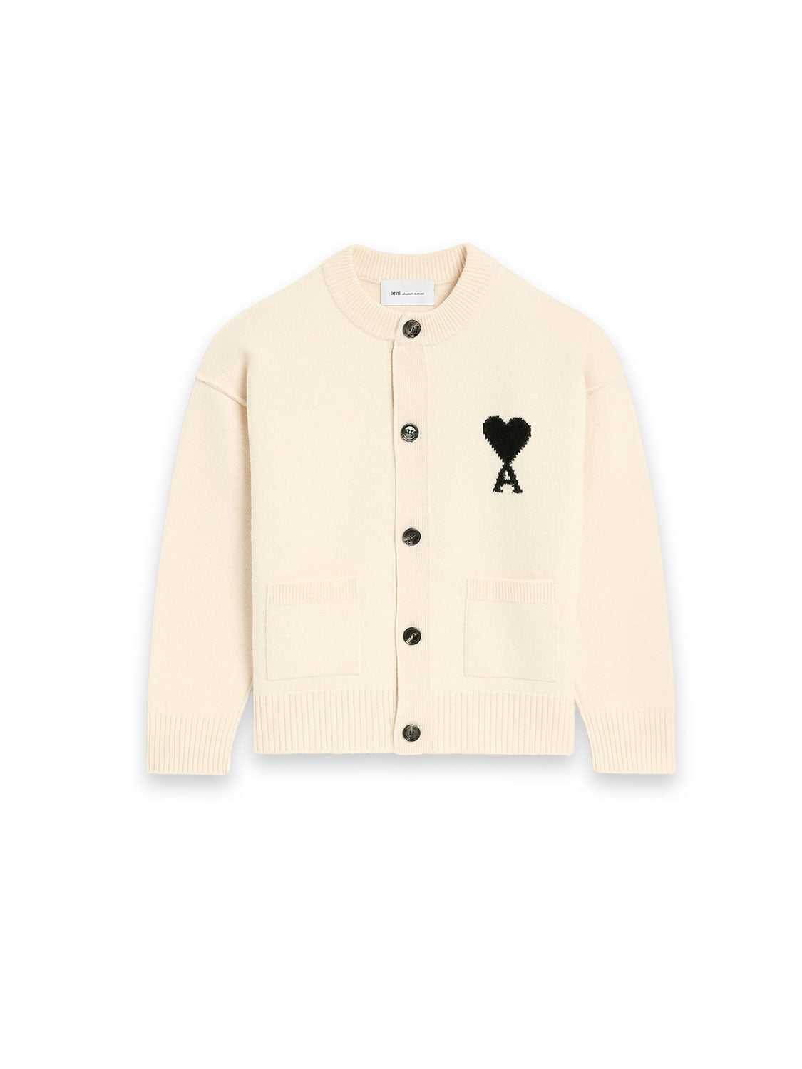 Quota Strickjacke – Klassischer Rundhalsausschnitt mit markantes Herz-Detail