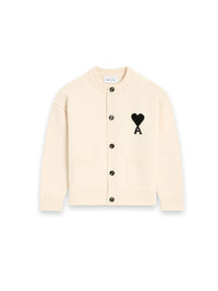 Quota Strickjacke – Klassischer Rundhalsausschnitt mit markantes Herz-Detail