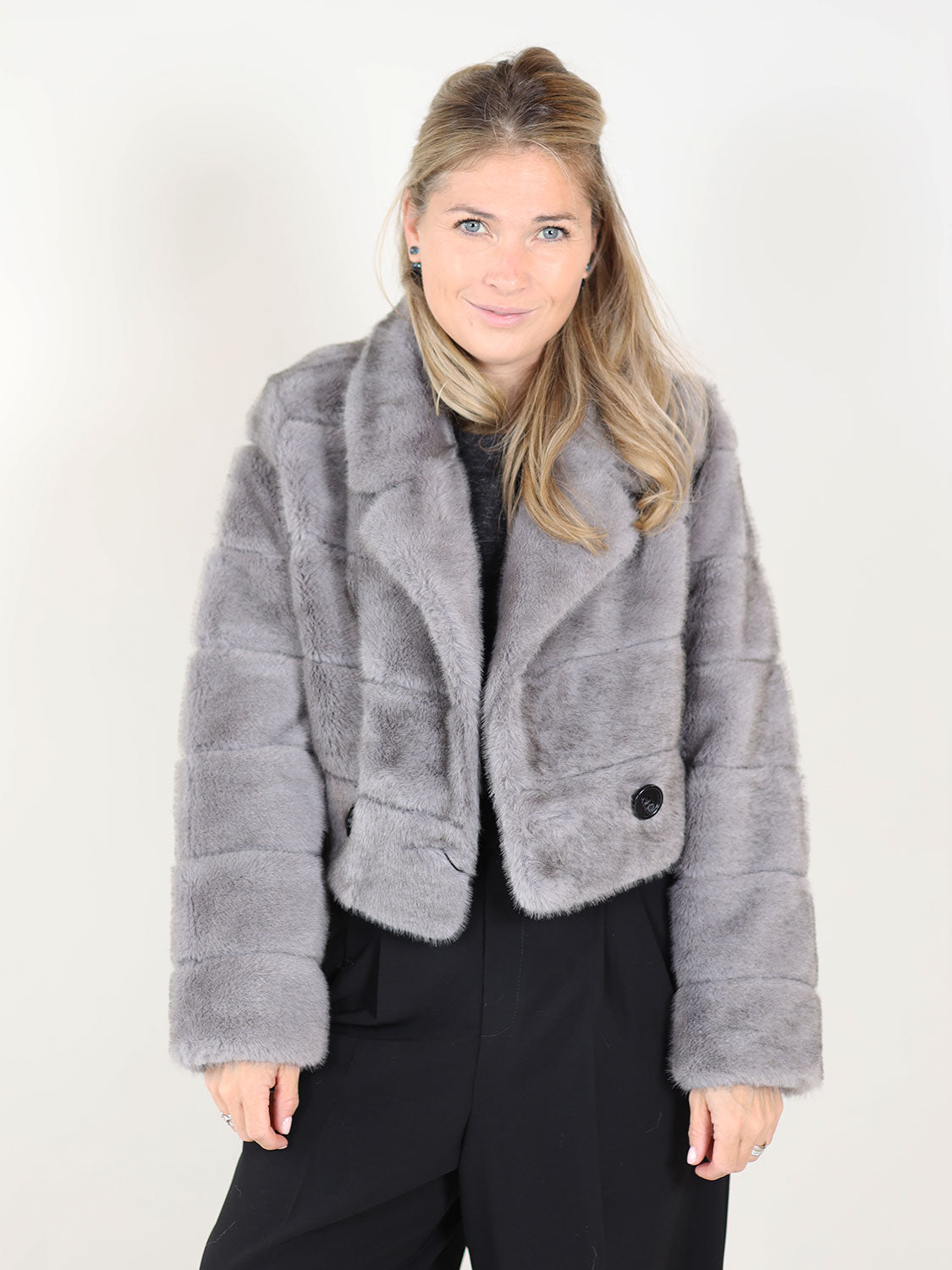 Gekürzte Jacke in Felloptik 