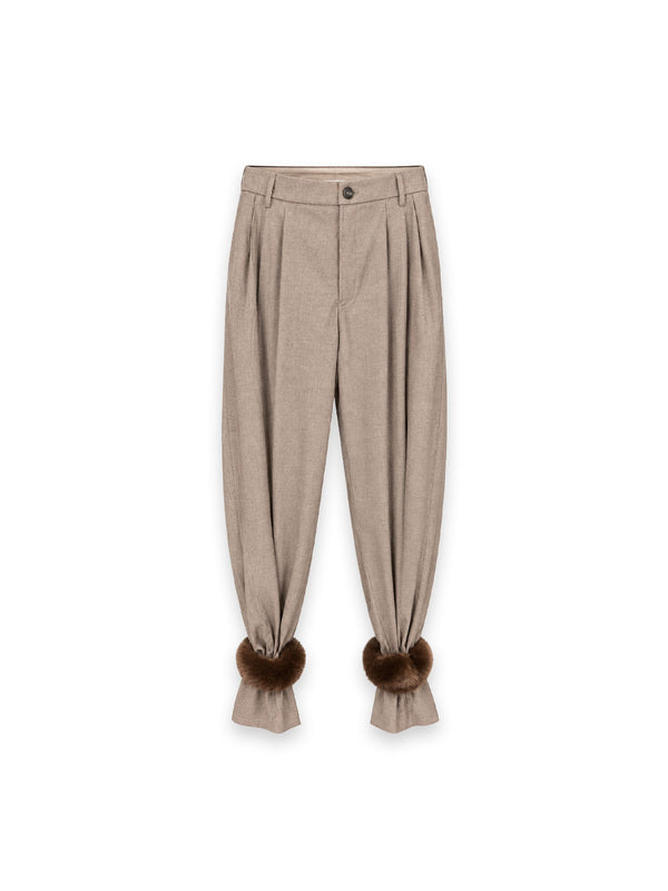 Phebe Hose – Elegante Bundfalten mit dekorativen Fell-Details