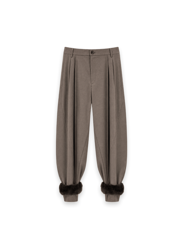 Phebe Hose – Elegante Bundfalten mit dekorativen Fell-Details