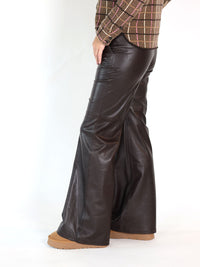 Sleek Statement – Lederhose mit weitem Bein