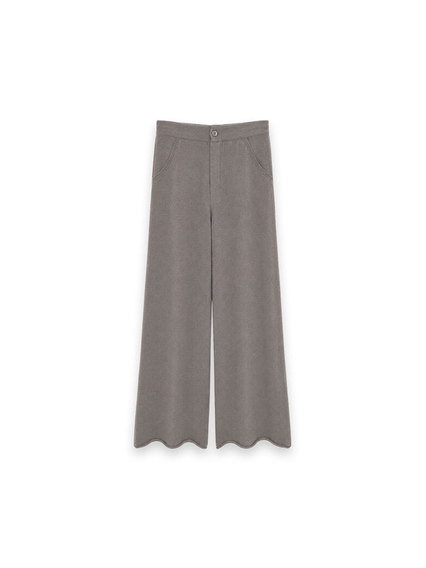Linda Hose mit weitem Bein
