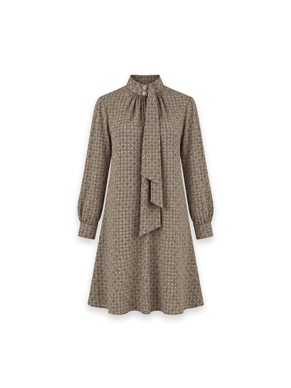 Aitana Kleid – Feminines Kleid mit filigranem Rautenmuster und eleganter Schluppe am Stehkragen