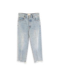 The Collegiate –  Cropped Jeans mit fransigem Saum