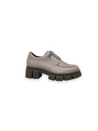 Schuh mit hoher Profilsohle