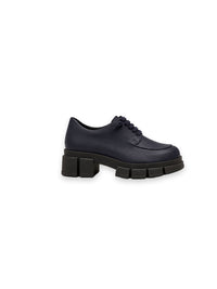 Schuh mit hoher Profilsohle