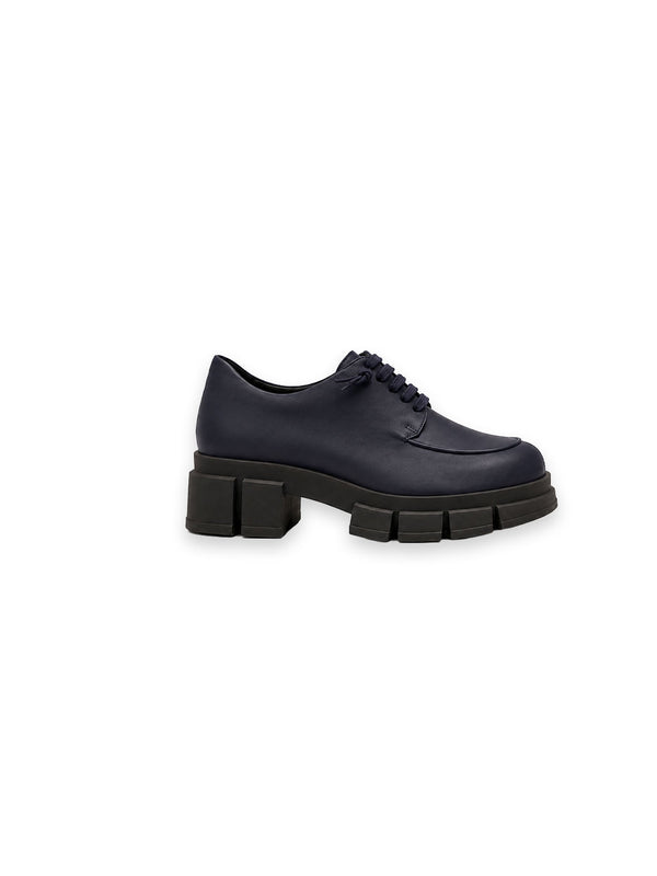 Schuh mit hoher Profilsohle