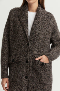 Maxi Strickjacke – Langer Schnitt + weicher Strick