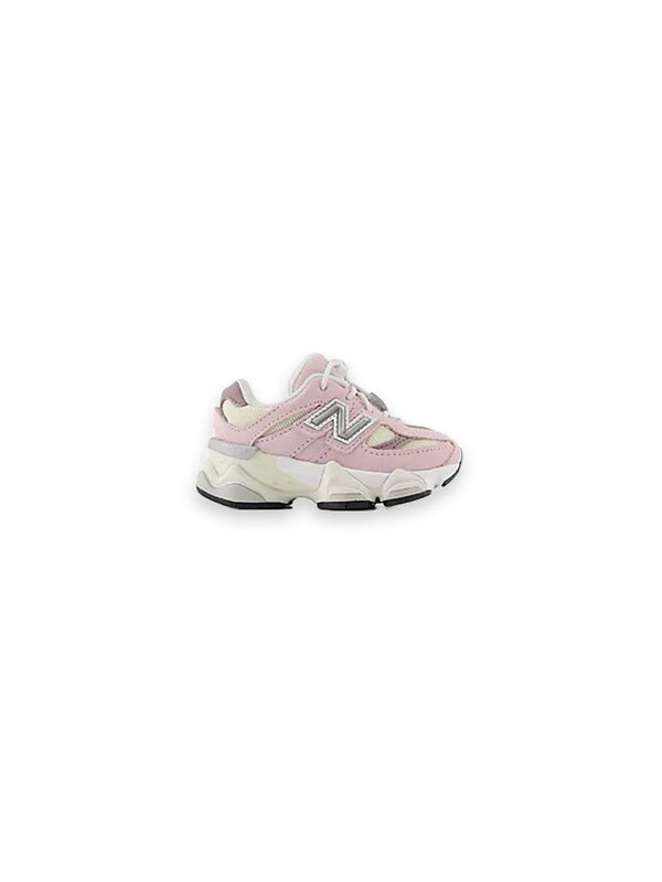 Sneaker mit zarten Rosatönen und markanter Chunky Sohle