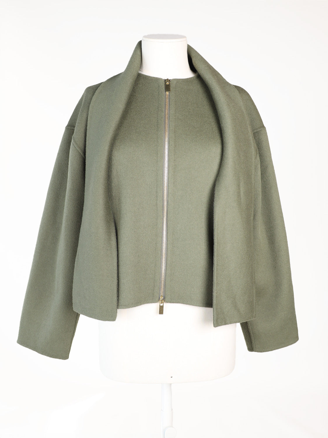 Jacke mit abnehmbaren Schal