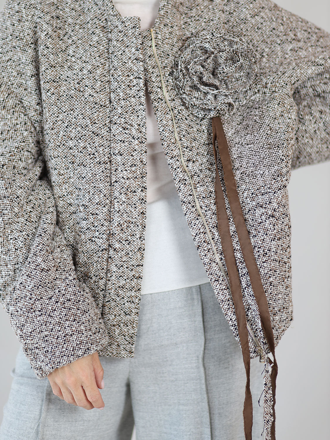 Brosche in Blütenform