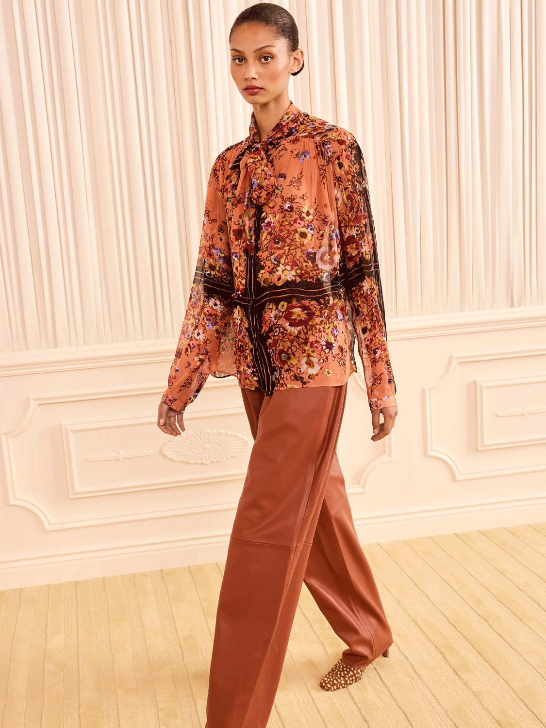 Vesela Seidenbluse mit Blumenprint und Schluppe