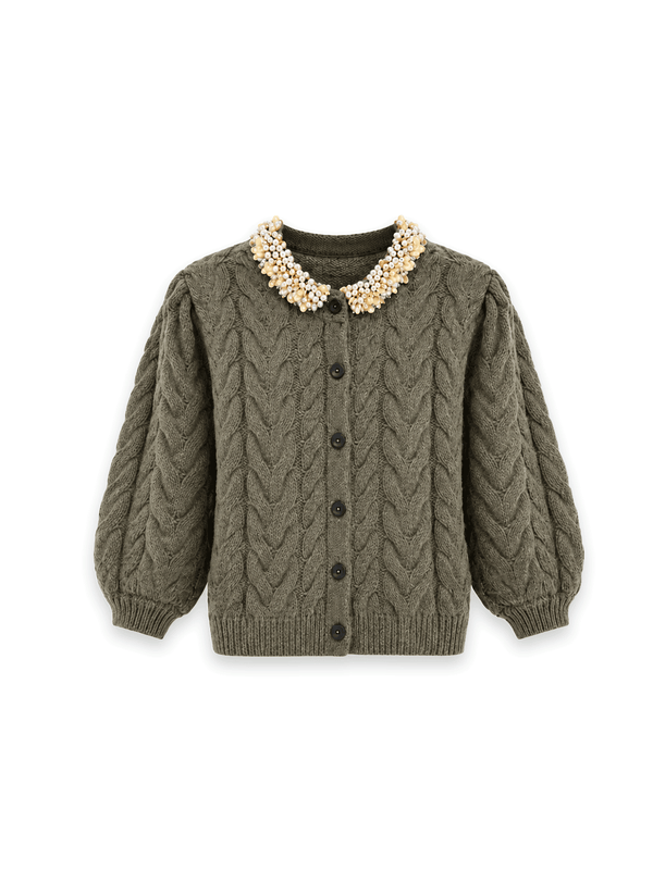 Olivia Strickjacke – Zopfstrick mit Schmuckperlenkragen
