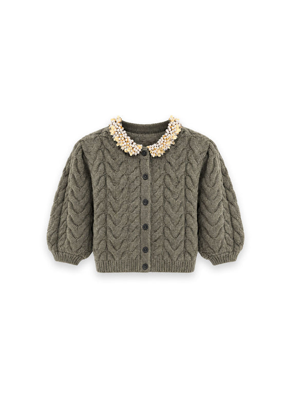 Olivia Strickjacke – Zopfstrick mit Schmuckperlenkragen