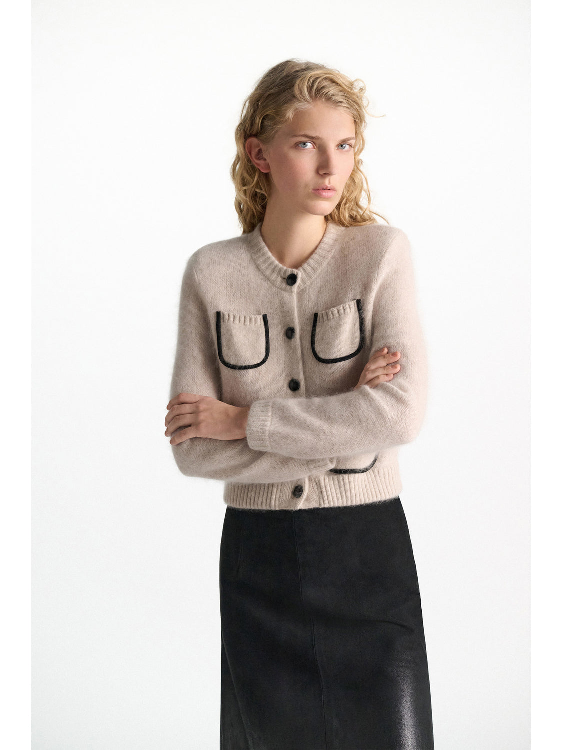 Dorothee Schumacher Fluffy Statements Cardigan in Beige am Model – Detail Taschen