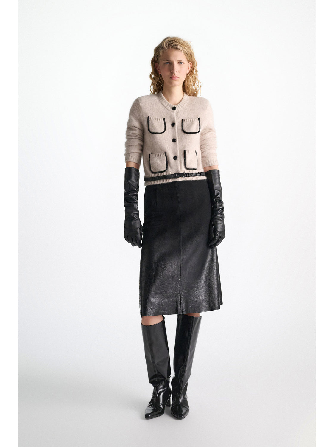 Dorothee Schumacher Fluffy Statements Cardigan in Beige am Model – Vorderansicht, ganze Figur