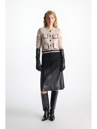 Dorothee Schumacher Fluffy Statements Cardigan in Beige am Model – Vorderansicht, ganze Figur