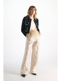 Dorothee Schumacher Fluffy Statements Cardigan in Schwarz am Model – Vorderansicht, offen getragen