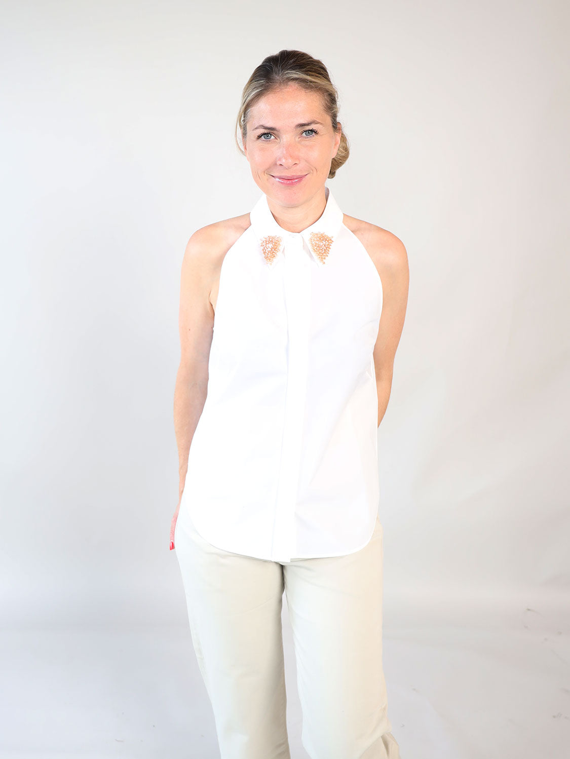 Poplin Power – Top mit besticktem Kragen