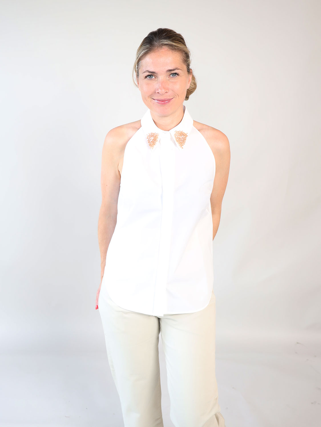 Poplin Power – Top mit besticktem Kragen